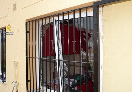 Investigan una explosión con diez botes de insecticida y un herido en una vivienda de Vícar