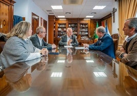 Un momento ante la firma del nuevo convenio de colaboració en el Ayuntamiento de Roquetas.