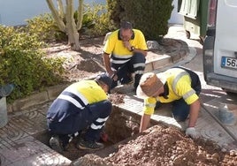 Trabajadores realizan labores en el cementerio de Aguadulce.