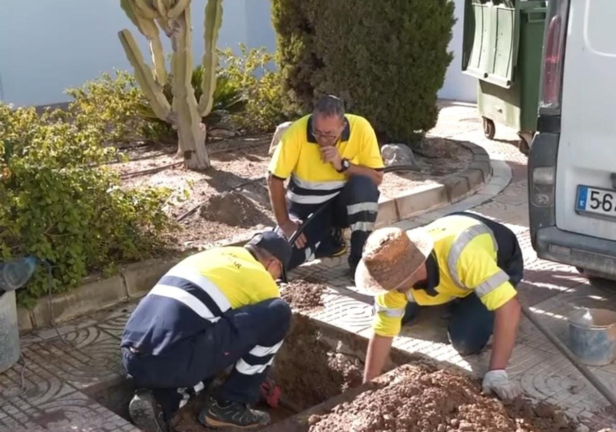 Trabajadores realizan labores en el cementerio de Aguadulce.