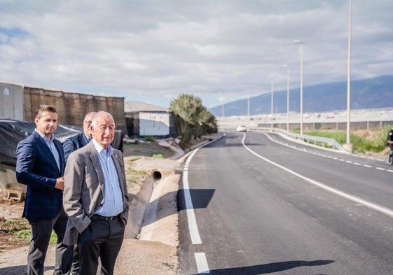 El alcalde de Roquetas de Mar, Gabriel Amat, visita una de las zonas del municipio.