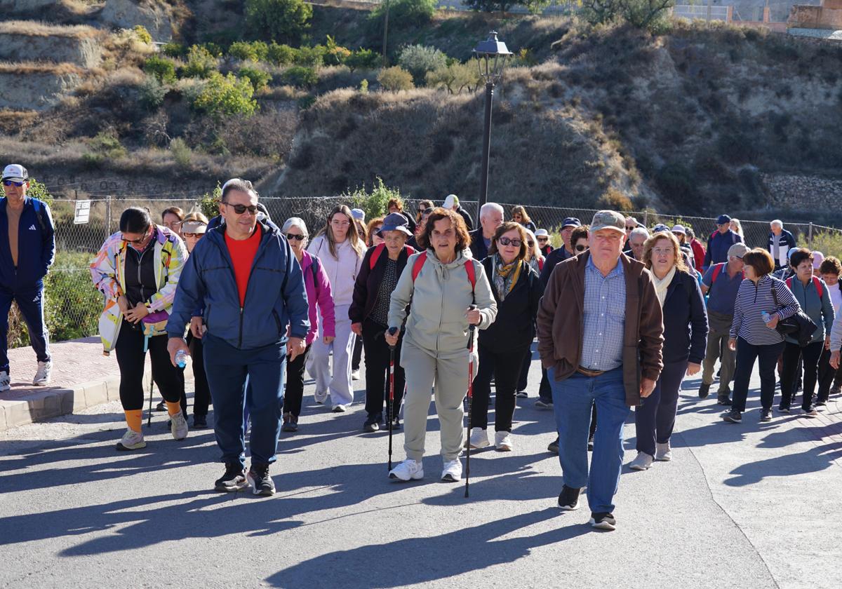 Senderistas realizan un recorrido.