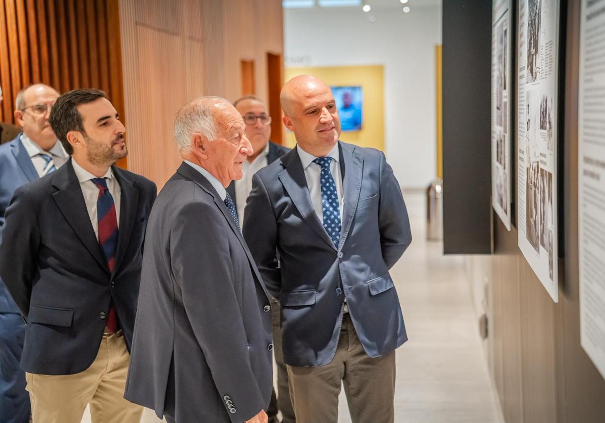 El nuevo presidente de la Diputación, José Antonio García Alcalina, visita el nuevo museo de Roquetas inaugurado este lunes.