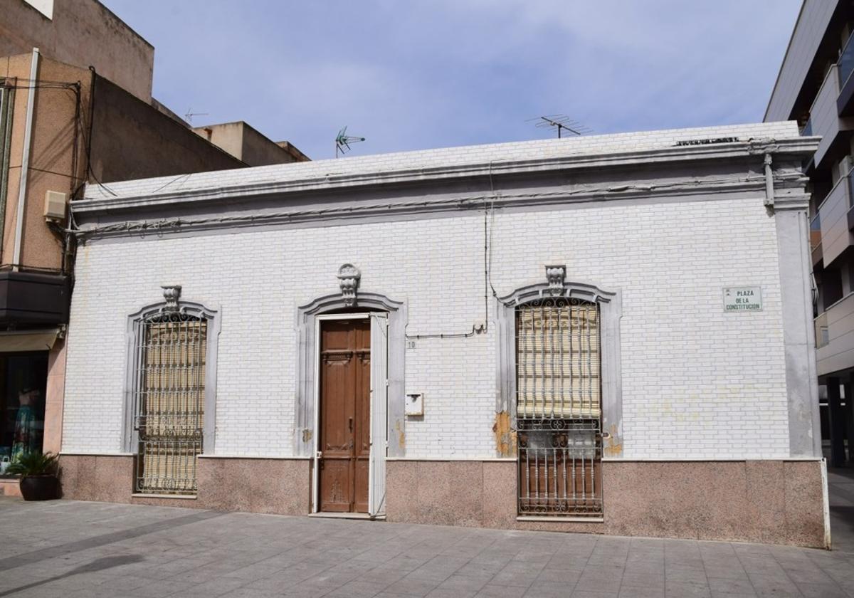 Fachada de la antigua Casa Anita, del siglo XIX, lugar donde se ubica en la actualidad Roquetas Global.
