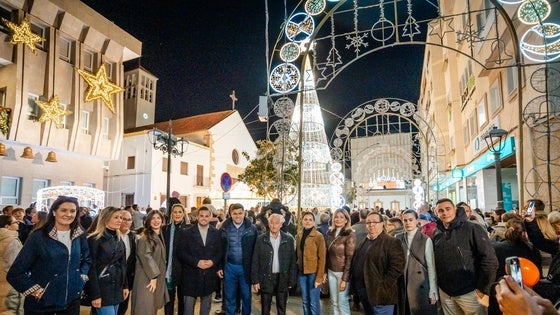 Un tiovivo y casi mil palmeras iluminan la llegada de la Navidad en Roquetas