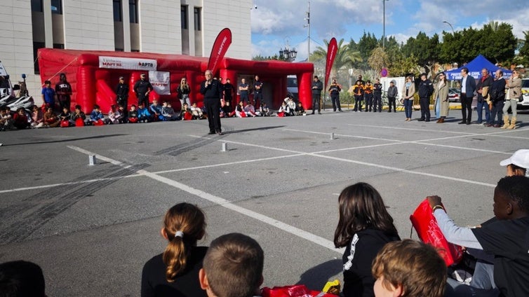 Vícar educa en seguridad a través de unas jornadas para escolares