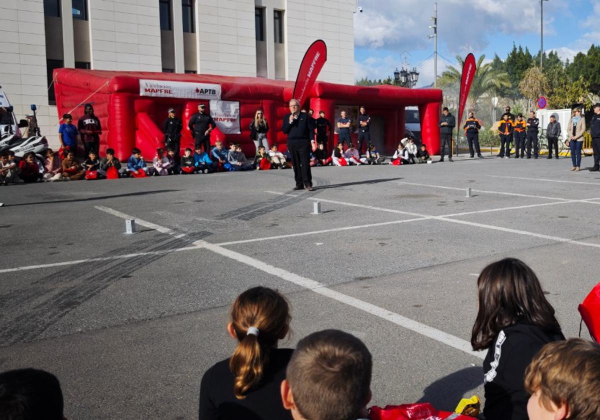 El alcalde de Vícar ha incidido en que «pretendemos generar conciencia sobre la importancia de la cultura de la prevención y la seguridad tanto en el ámbito personal, social y profesional«.