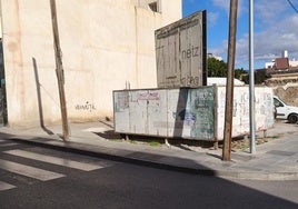 Una de las aceras del municipio de Roquetas.