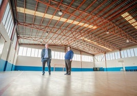 El alcalde de Roquetas de Mar visita el pabellón de La Gloria.