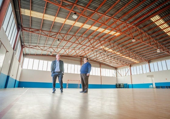 El alcalde de Roquetas de Mar visita el pabellón de La Gloria.