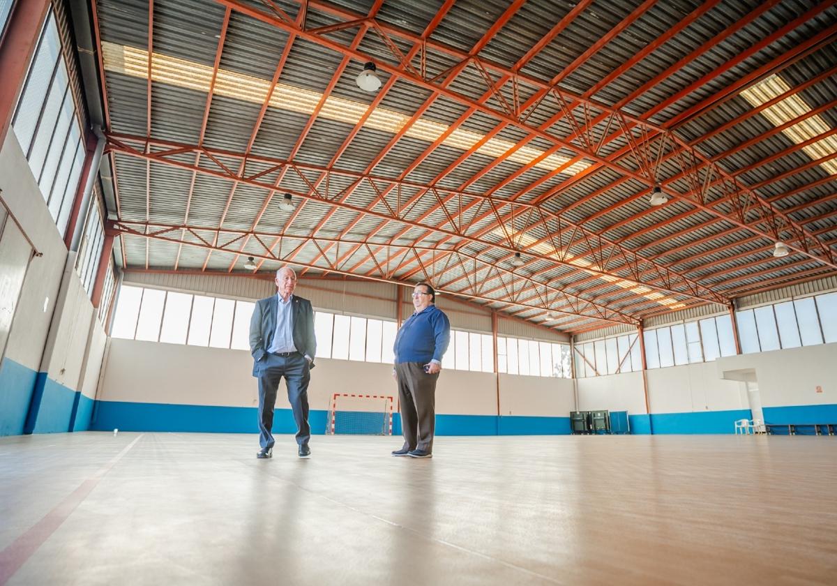 El alcalde de Roquetas de Mar visita el pabellón de La Gloria.