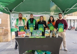 Los concejales Susi Ibáñez y Juan Carlos Muyor visitaron el stand ubicado en la Plaza de la Constitución