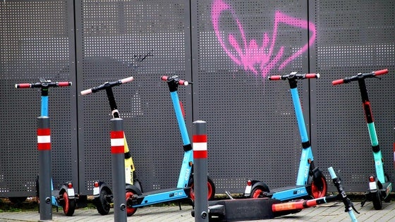 Almería Avanza apuesta por regular el uso de patinetes eléctricos en Roquetas