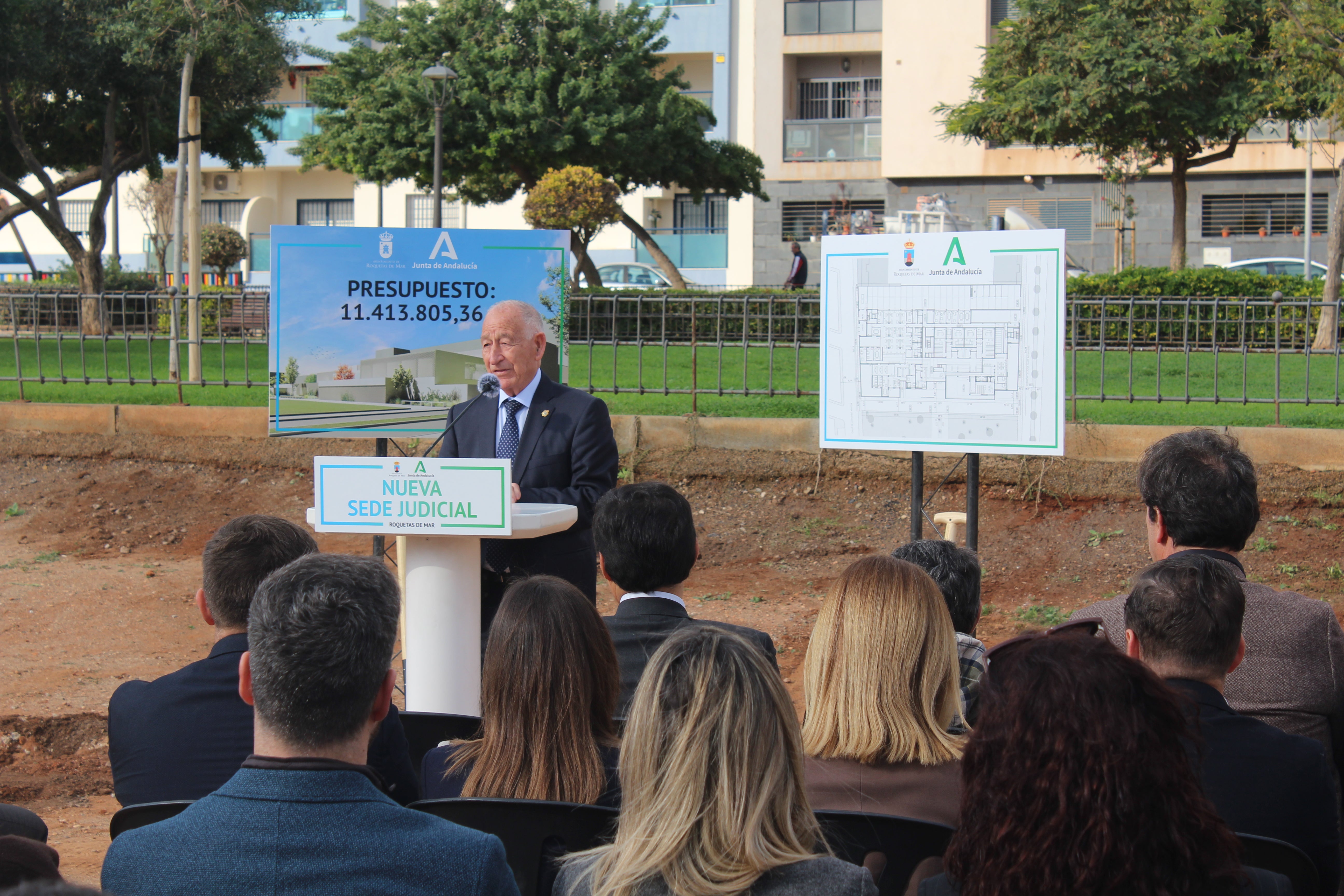 La primera piedra de la futura sede judicial de Roquetas, en imágenes