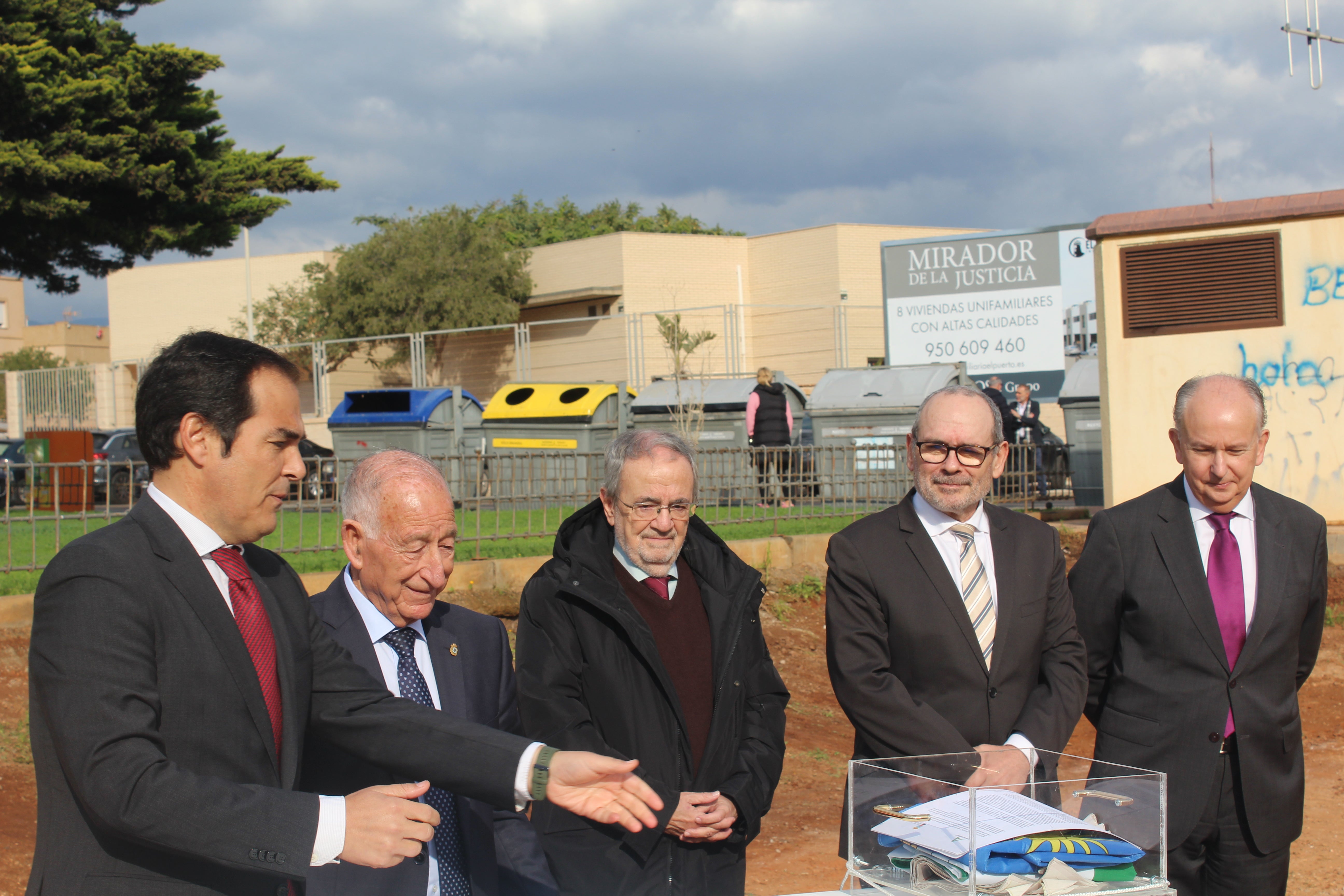 La primera piedra de la futura sede judicial de Roquetas, en imágenes