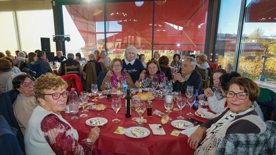 Más de 300 mayores de Vícar disfrutan de su convivencia navideña en una bodega de Murtas