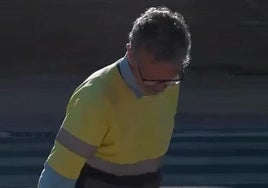 Un trabajador se encarga de realizar labores de prevención.