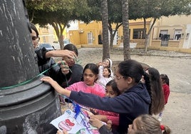 Niñas se encargan de la decoración navideña en una zona del municipio.