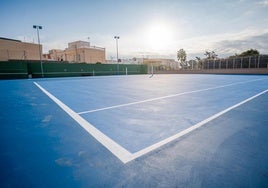 Imagen de la renovación de una de las pistas de tenis del IDM Pueblo Blanco, en Roquetas.
