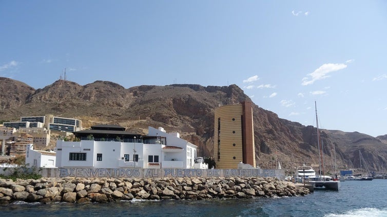Rescatan ileso a un pescador tras hundirse su barco cuando faenaba en aguas de Roquetas de Mar