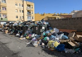 Imagen de uno de los montones de basura que se acumuló en la huelga de Semana Santa.