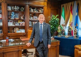 Gabriel Amat en su despacho del Ayuntamiento de Roquetas de Mar.