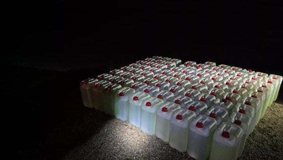 Interceptan 86 garrafas de combustible en una maniobra de apoyo al narcotráfico en Roquetas