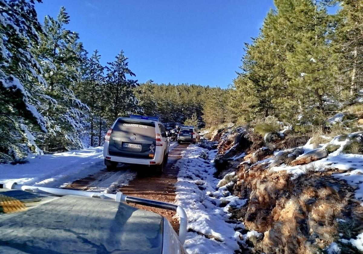 Imagen principal - Auxilian a cuatro personas, entre ellas un menor, al averiarse un vehículo a 1.600 metros de altitud en Vícar