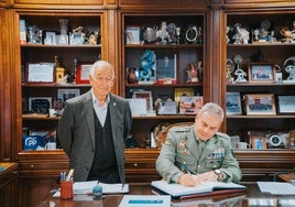 Momento de la firma en el libro de honor del Ayuntamiento.