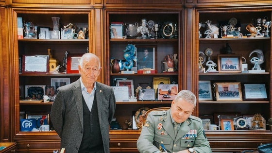 El general jefe de la Brigada de la Legión firma en el libro de honor del Ayuntamiento de Roquetas