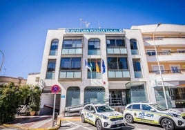 Fachada de la jefatura de la Comisaría de la Policía Local de Roquetas.