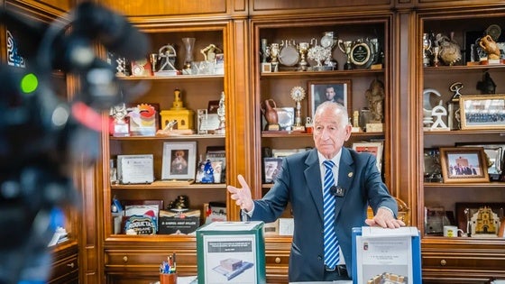 Amat ofrece al Gobierno un local para poner en marcha el servicio de la Policía Nacional