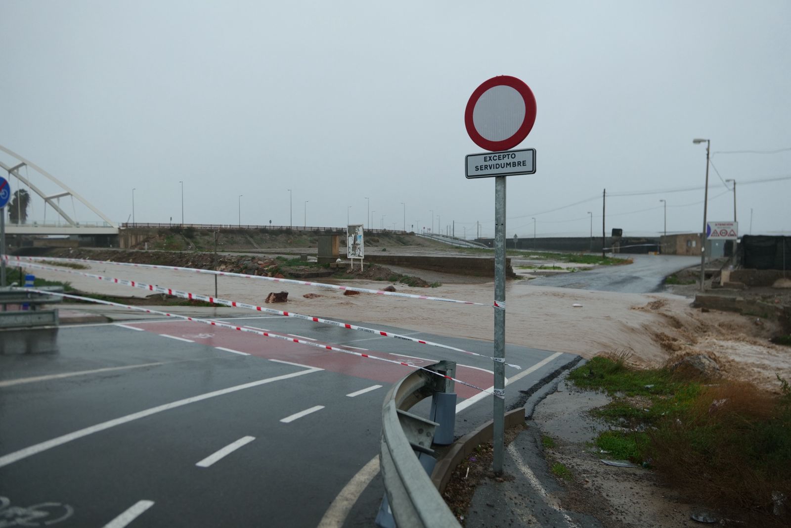 Servicios Municipales de Roquetas trabajan a pleno rendimiento durante el temporal, en imágenes