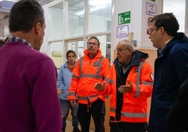 El alcalde de Vícar, con chubasquero de Protección Civil, en un centro educativo.