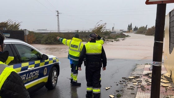Servicios Municipales de Roquetas  trabajan a pleno rendimiento durante el temporal