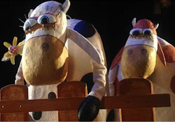 La compañía de títeres Caracartón representa este jueves 'La extraordinaria historia de la vaca Margarita' en Roquetas