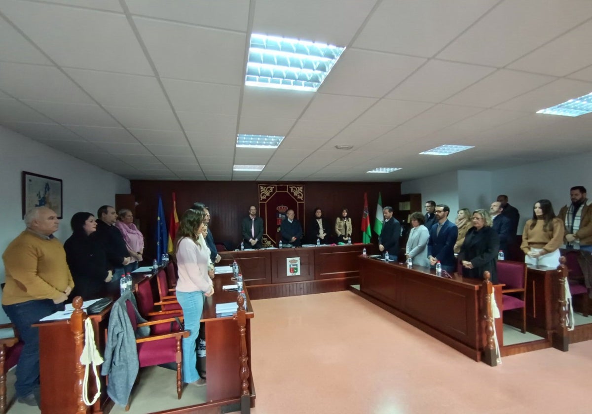 El Pleno de Vícar guarda un minuto de silencio por las víctimas de Adamuz.