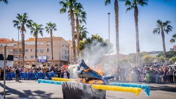 El entierro de la sardina y concurso de disfraces para iniciar el Carnaval de Roquetas