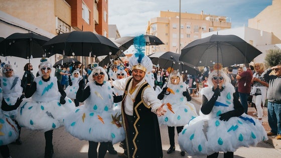 Roquetas cierra el Carnaval con el tradicional entierro de la sardina y un gran desfile
