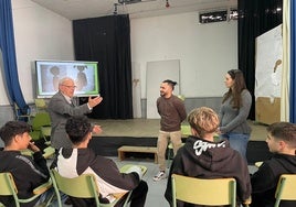 Una de las sesiones educativas en el municipio de Vícar.