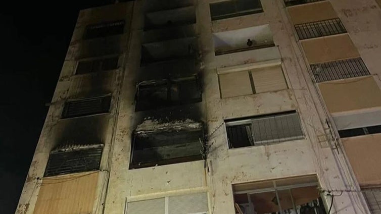 Desalojan a medio centenar de personas de un edificio en Roquetas por un incendio