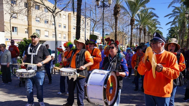 Vícar se echa a la calle para celebrar su carnaval con música, disfraces y risas