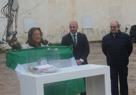 La consejera de Desarrollo Educativo y Formación Profesional, María del Carmen Castillo, con la bandera andaluza en Roquetas.