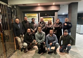 Algunos de los vecinos de este barrio roquetero de Las Colinas posan para IDEAL.