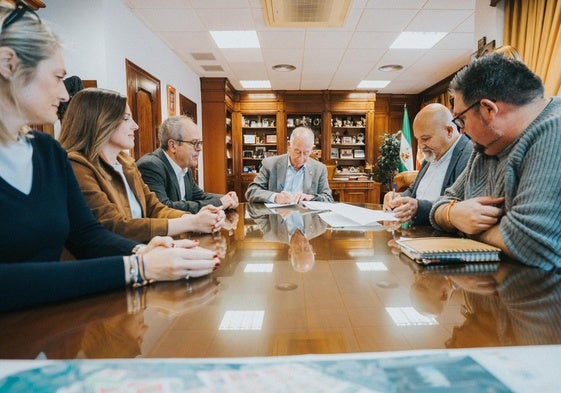 Roquetas firma un convenio con la Cofradía del Cristo de la Buena Muerte