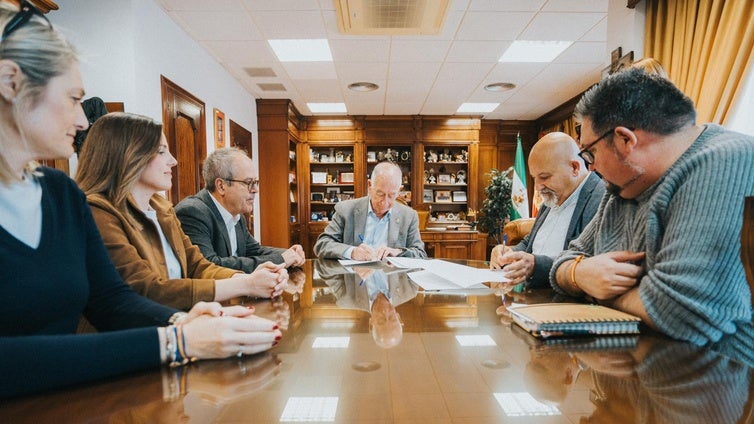 Roquetas firma un convenio con la Cofradía del Cristo de la Buena Muerte