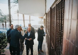 El alcalde de Roquetas visita el local de Aguadulce.