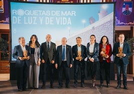 El alcalde de Roquetas, la edil de Turismo de Roquetas y el presidente de Diputación junto a los premiados.