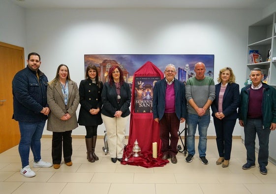 El alcalde de Vícar presenta el cartel de esta Semana Santa.