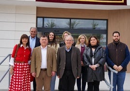 El equipo de Gobierno de Antonio Bonilla junto al embajador.